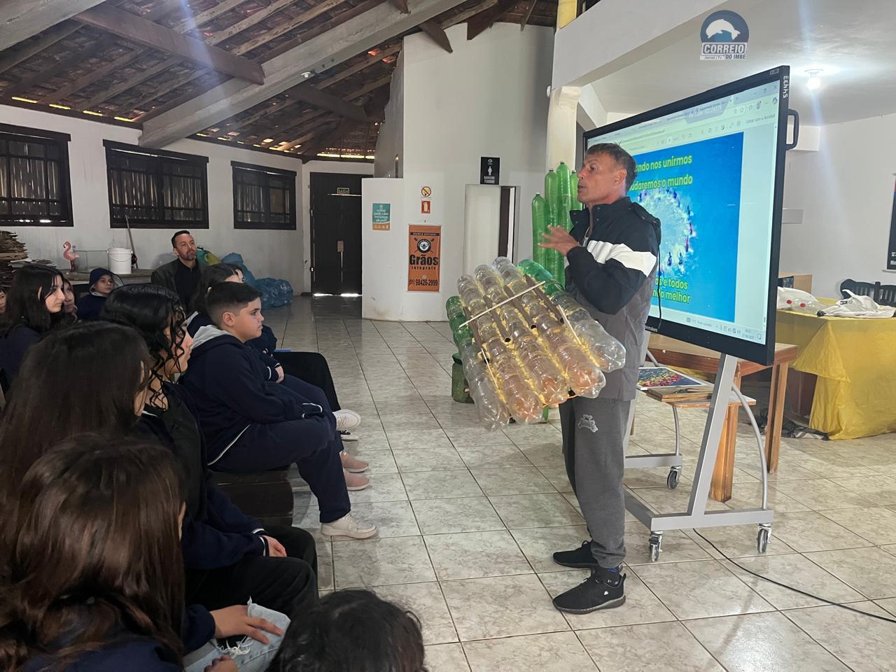 Projeto transforma garrafas plásticas em pranchas e leva conscientização ambiental às escolas de Imbé