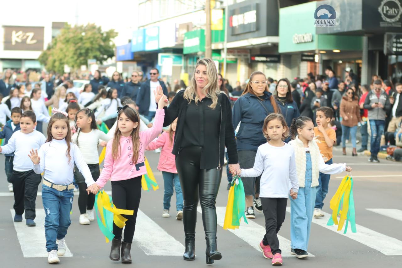 PÚBLICO PRESTIGIA O DESFILE CÍVICO DE OSÓRIO QUE REUNIU MAIS DE 60 ENTIDADES EM OSÓRIO