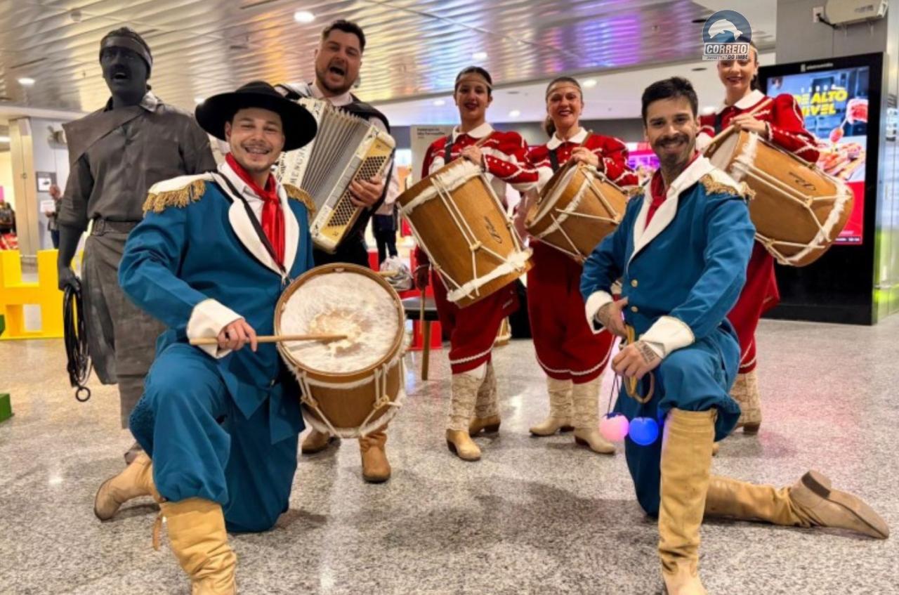 Secretaria de Turismo do Estado e Aeroporto Salgado Filho realizam recepção especial para passageiros durante o Mês Farroupilha