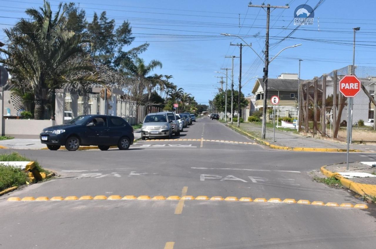 SEMUSP-T instala redutores de velocidade na rua Sapiranga no centro de Imbé