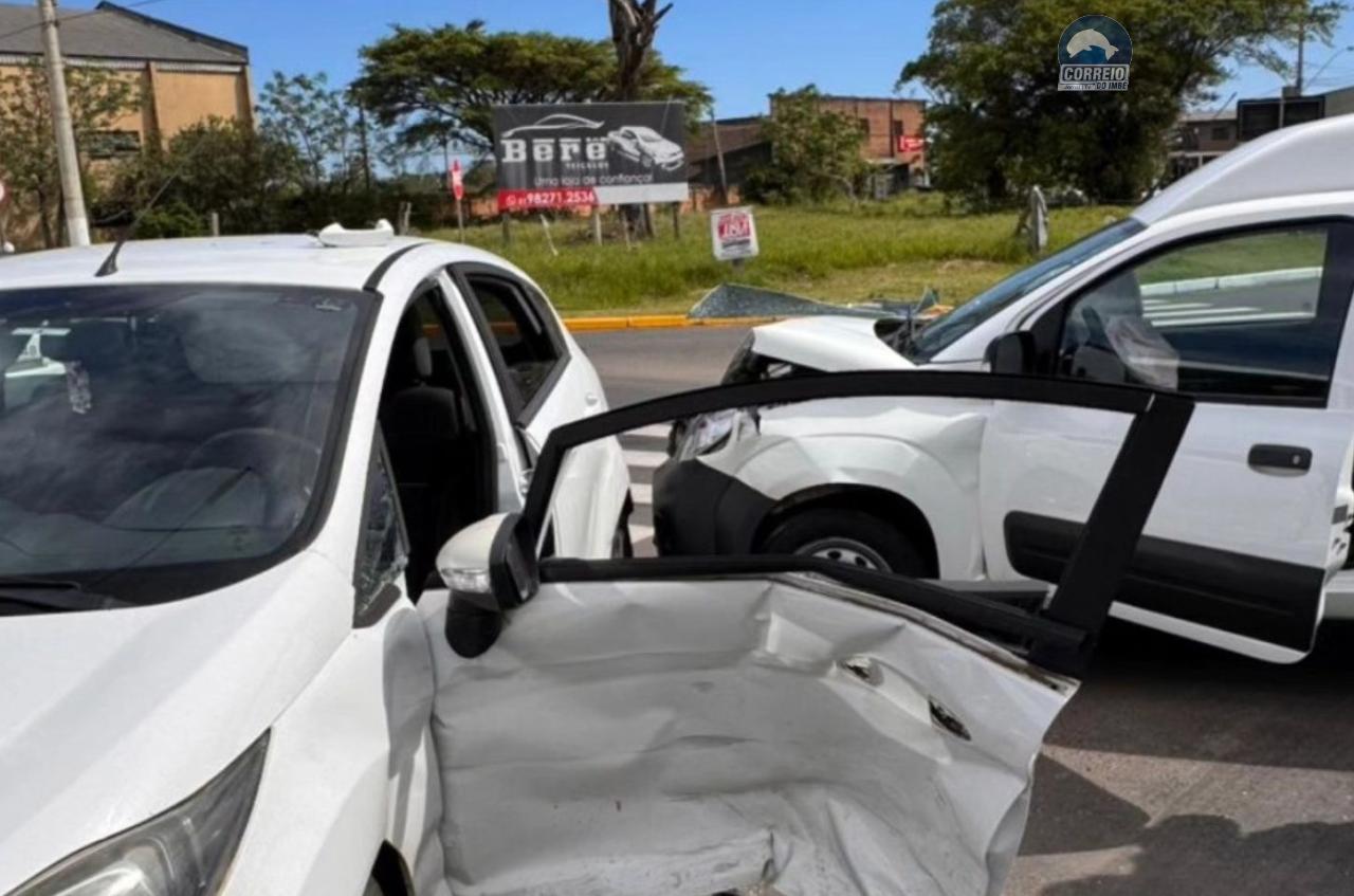 Acidente entre Fiorino e Fiesta deixa mulher ferida em rotatória de Osório