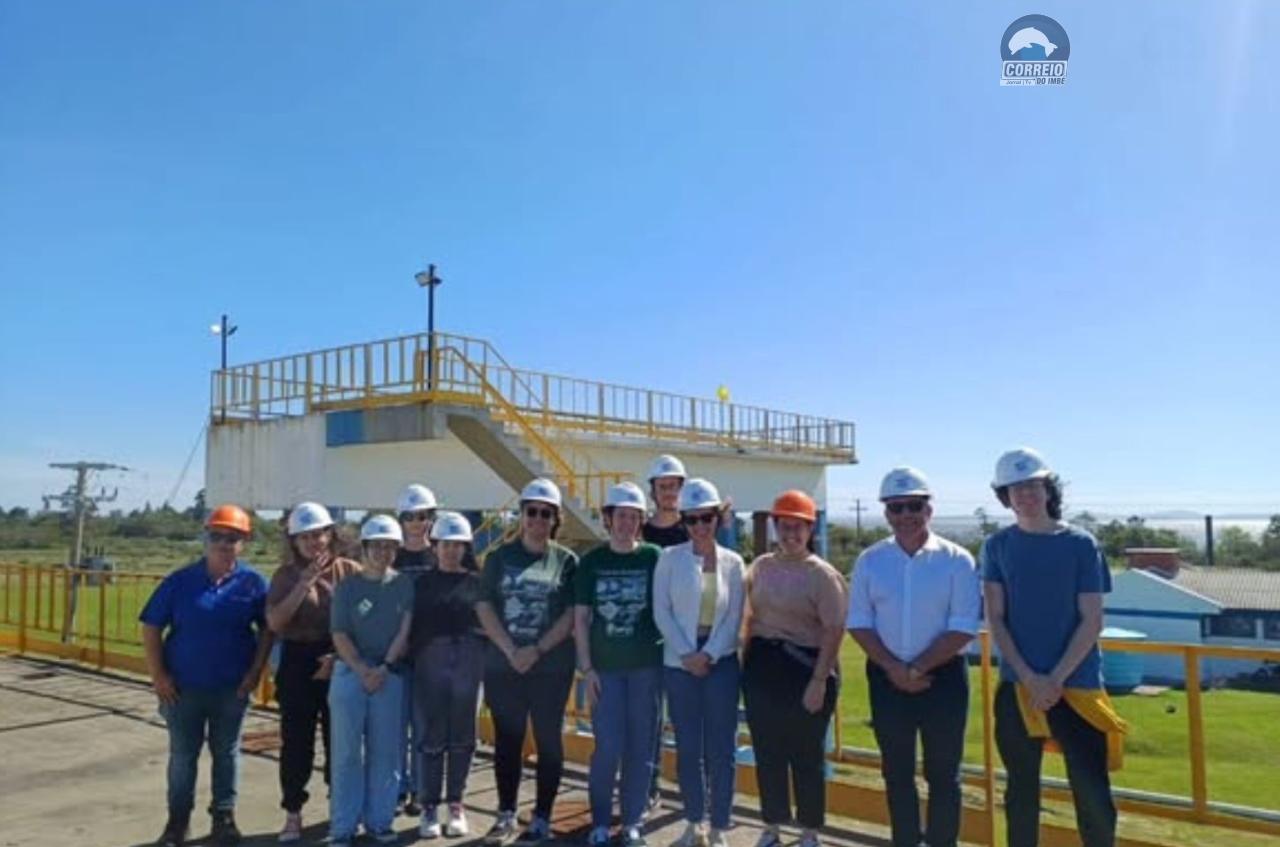 Estudantes de Gestão Ambiental Costeira da Uergs acompanham tratamentos de água e esgoto feitos pela Corsan em Osório