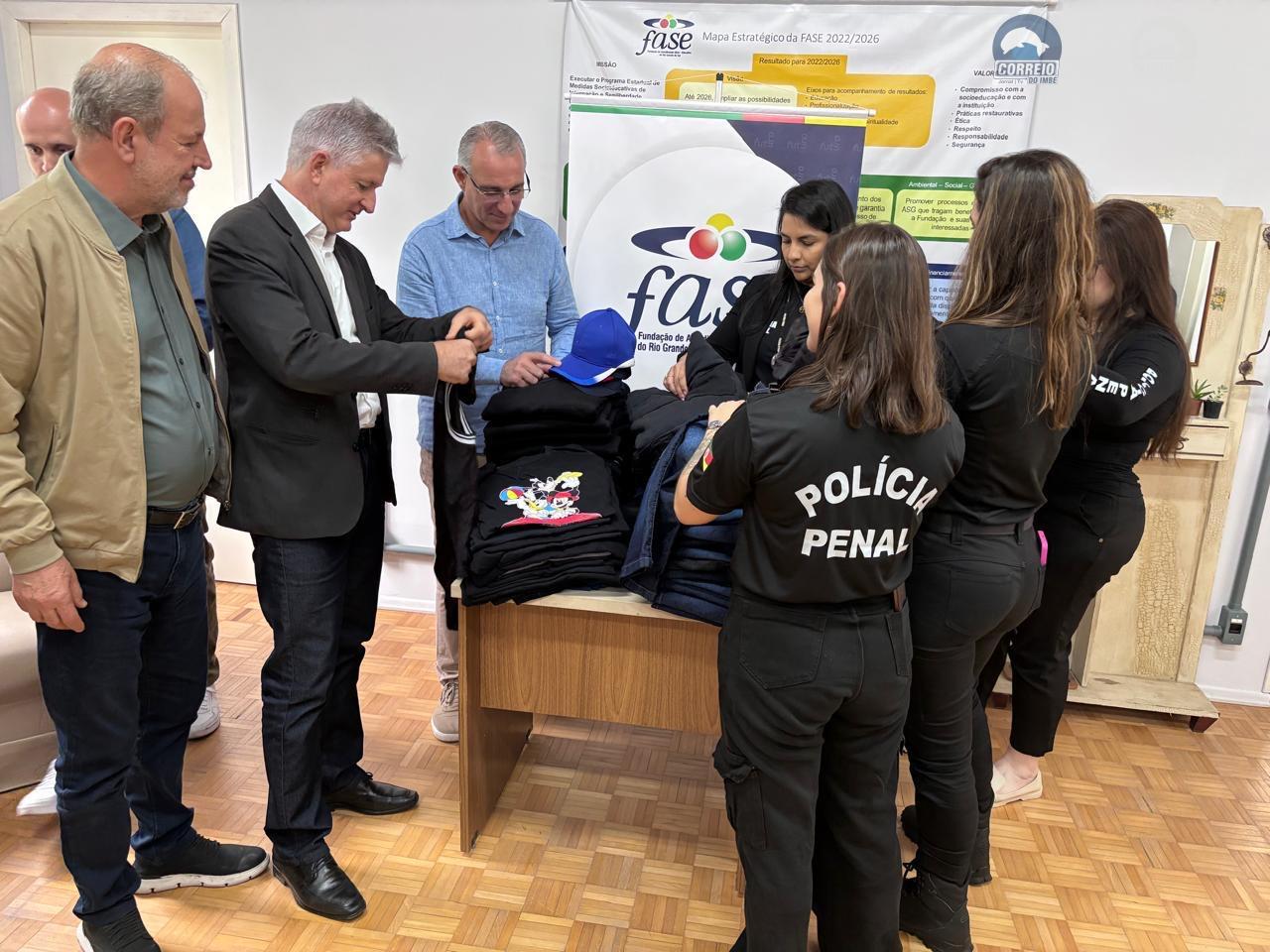 Fundação de Atendimento Sócio Educativo do RS recebe 4 mil peças de roupas apreendidas pela Receita Federal