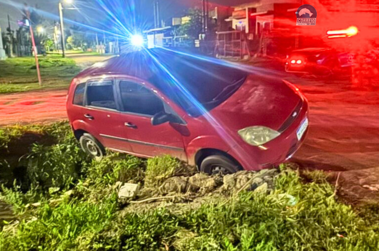 Guarda Municipal de Imbé prende motorista embriagado após veículo cair em valão