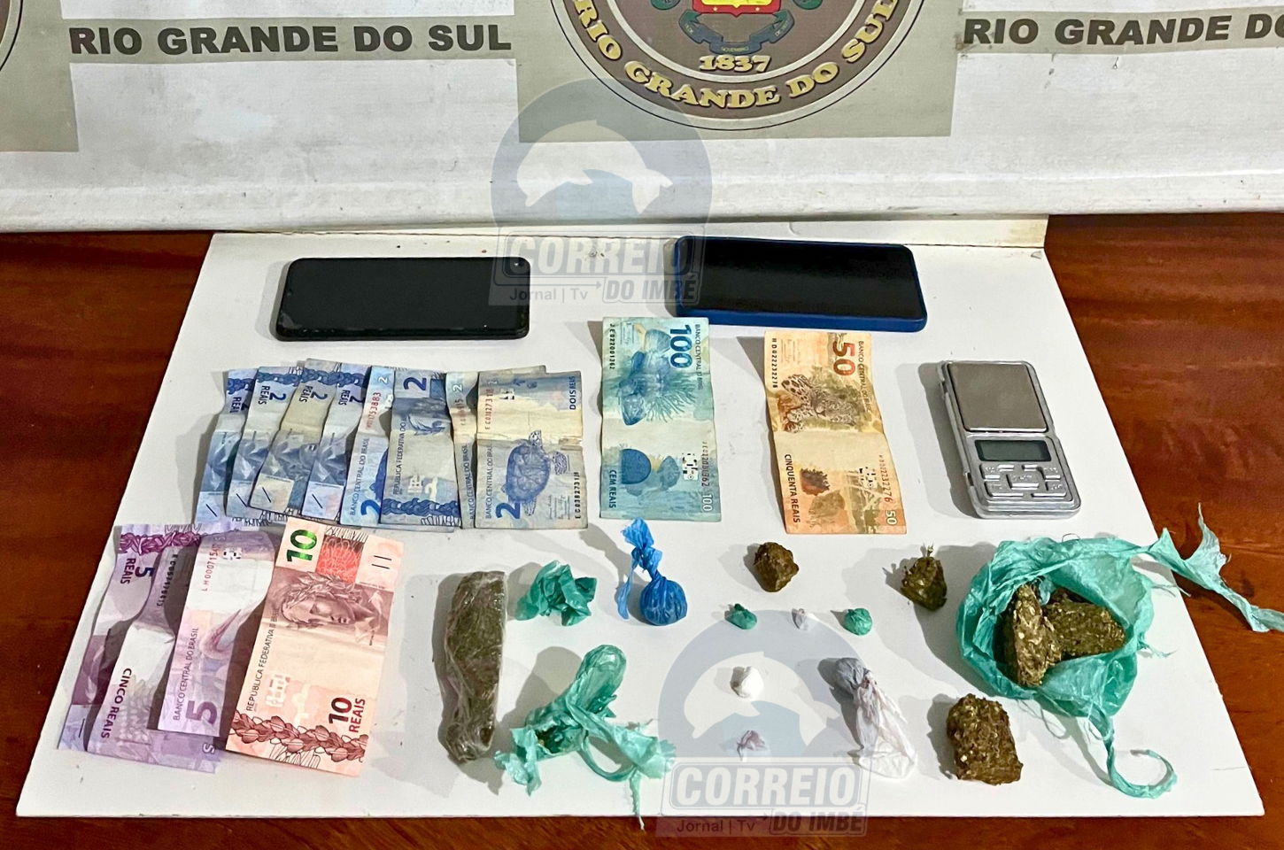 🚨 Brigada Militar apreende maconha, crack e cocaína em ação contra o tráfico no Bairro Getúlio Vargas, em Torres