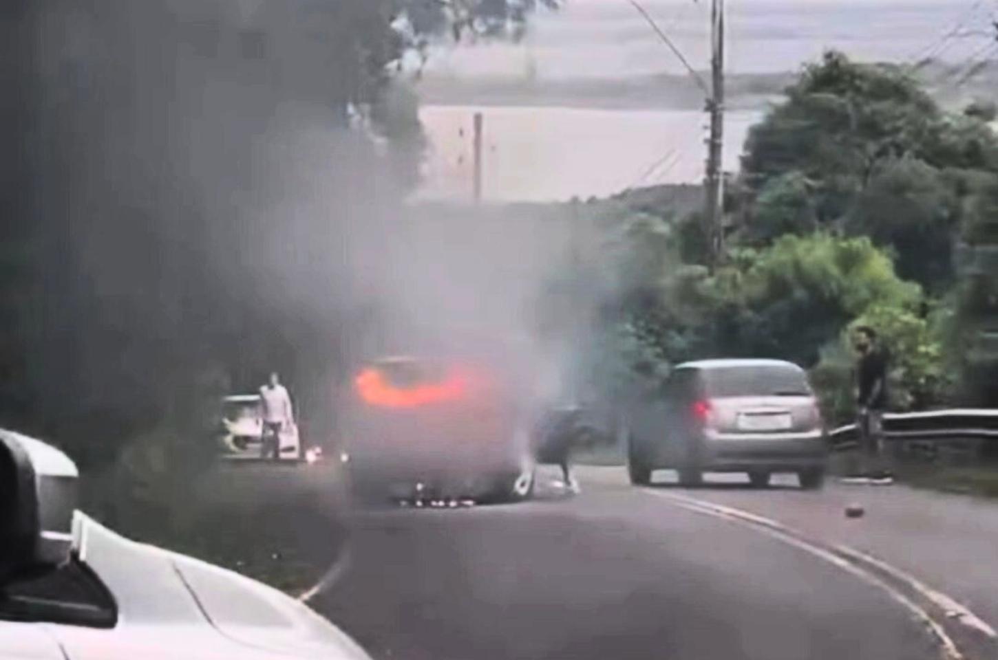 Carro incendeia na subida do Morro da Borússia e assusta motoristas em Osório
