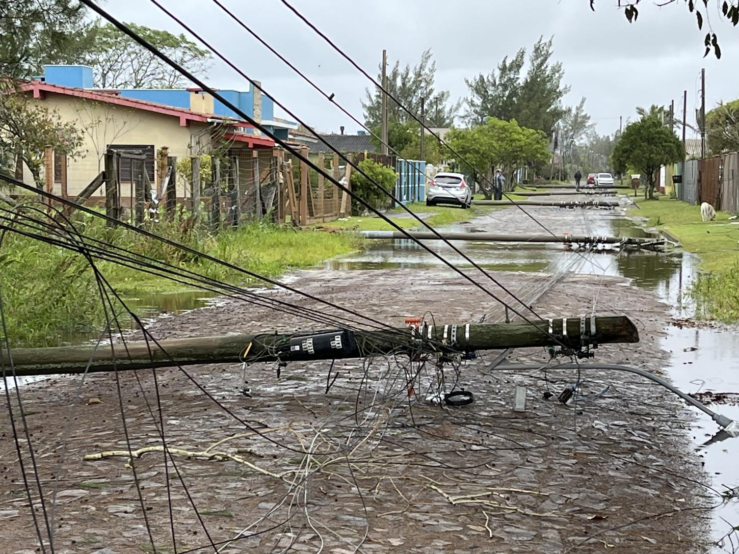Ciclone extratropical causa estragos em 36 municípios gaúchos e deixa mais de 150 mil pontos sem energia