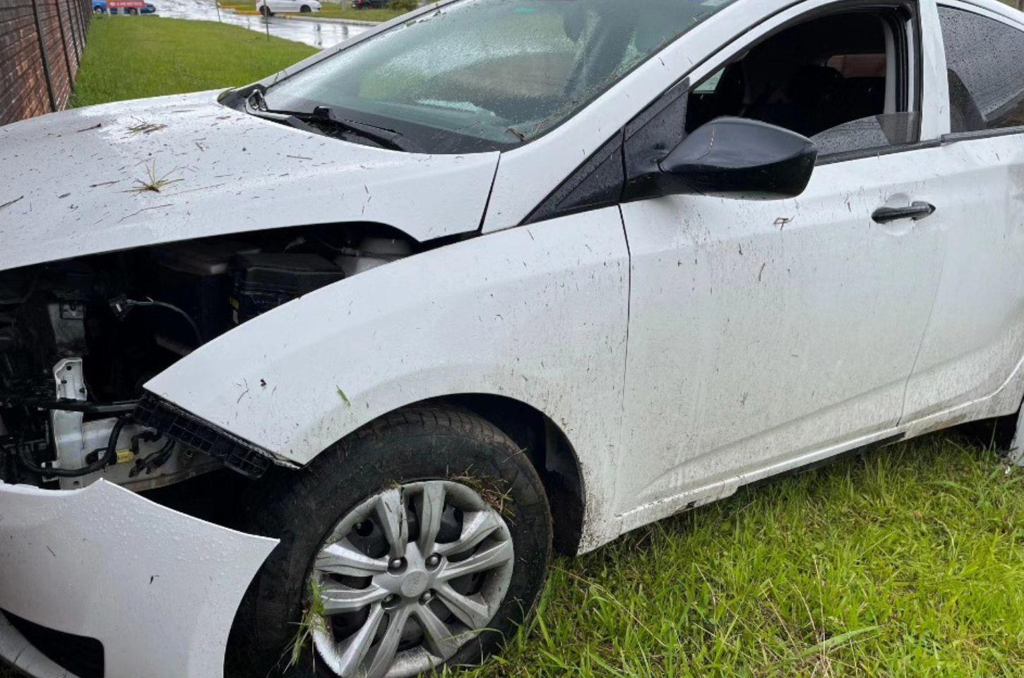 Motorista perde controle e bate em muro após ter frente cortada em Osório