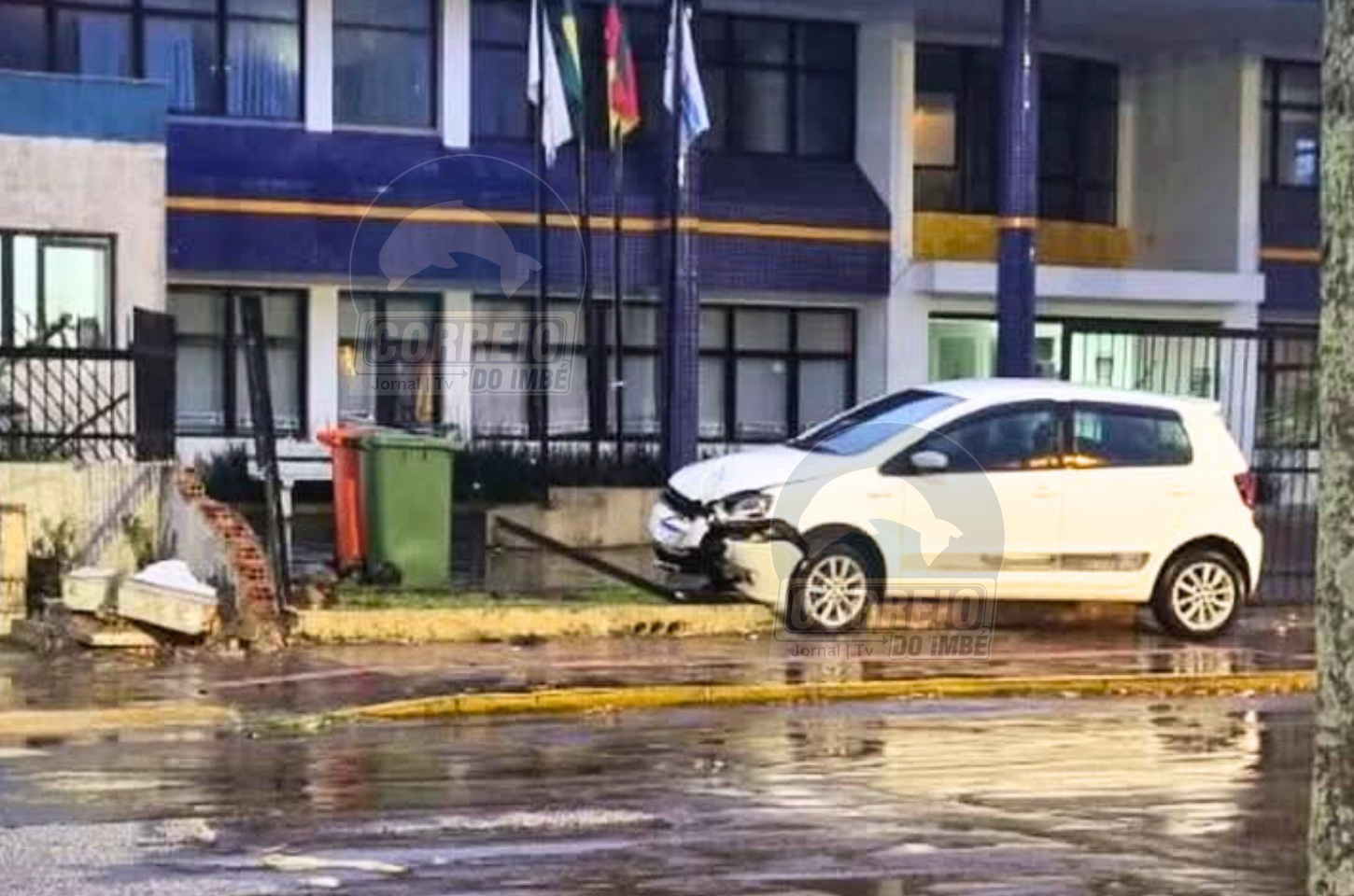 🛑 Veículo derruba grade da Câmara Municipal após acidente em Capão da Canoa