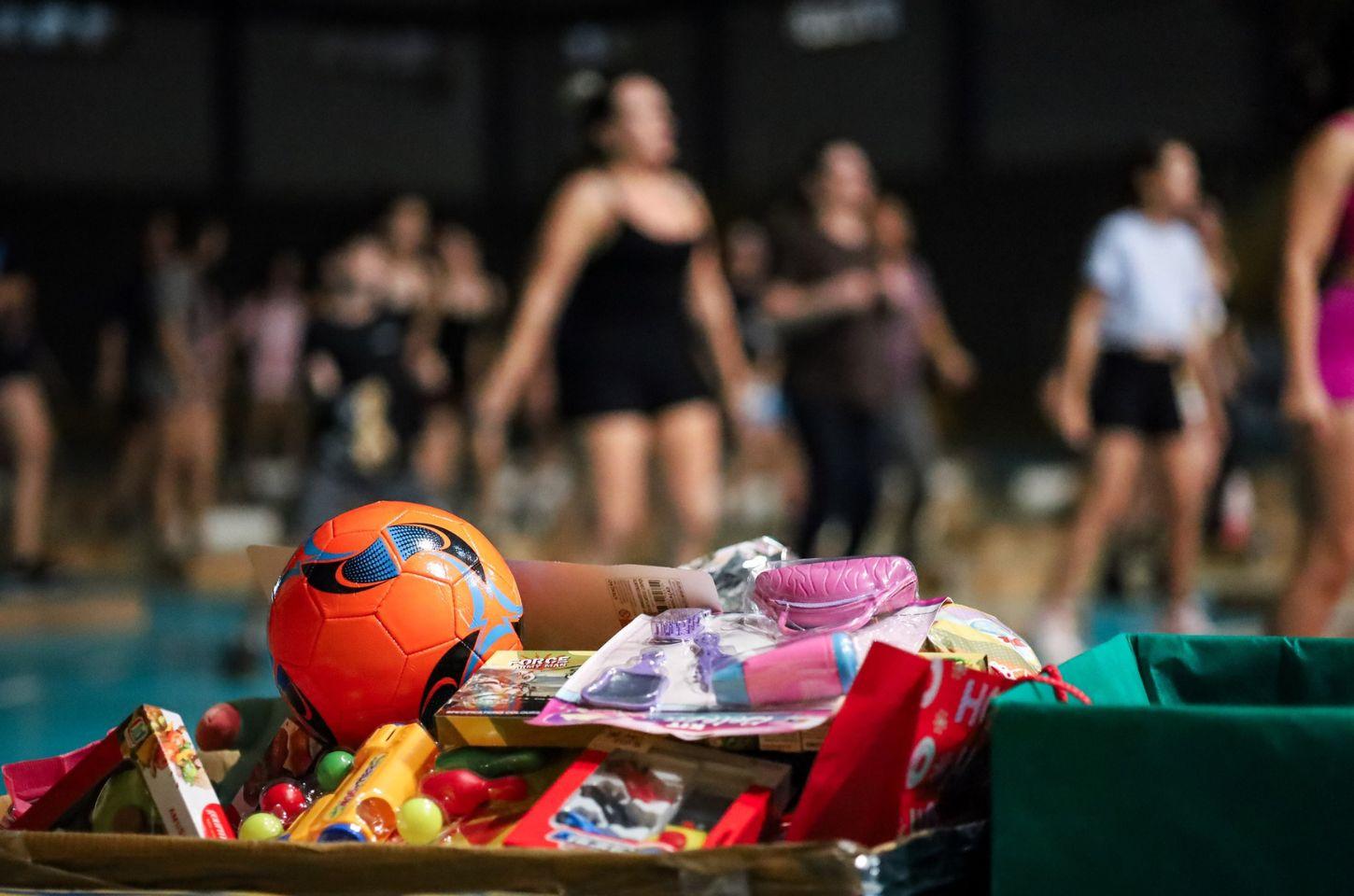 AULÃO SOLIDÁRIO DE STEP ARRECADOU BRINQUEDOS NO GINÁSIO MUNICIPAL DE IMBÉ