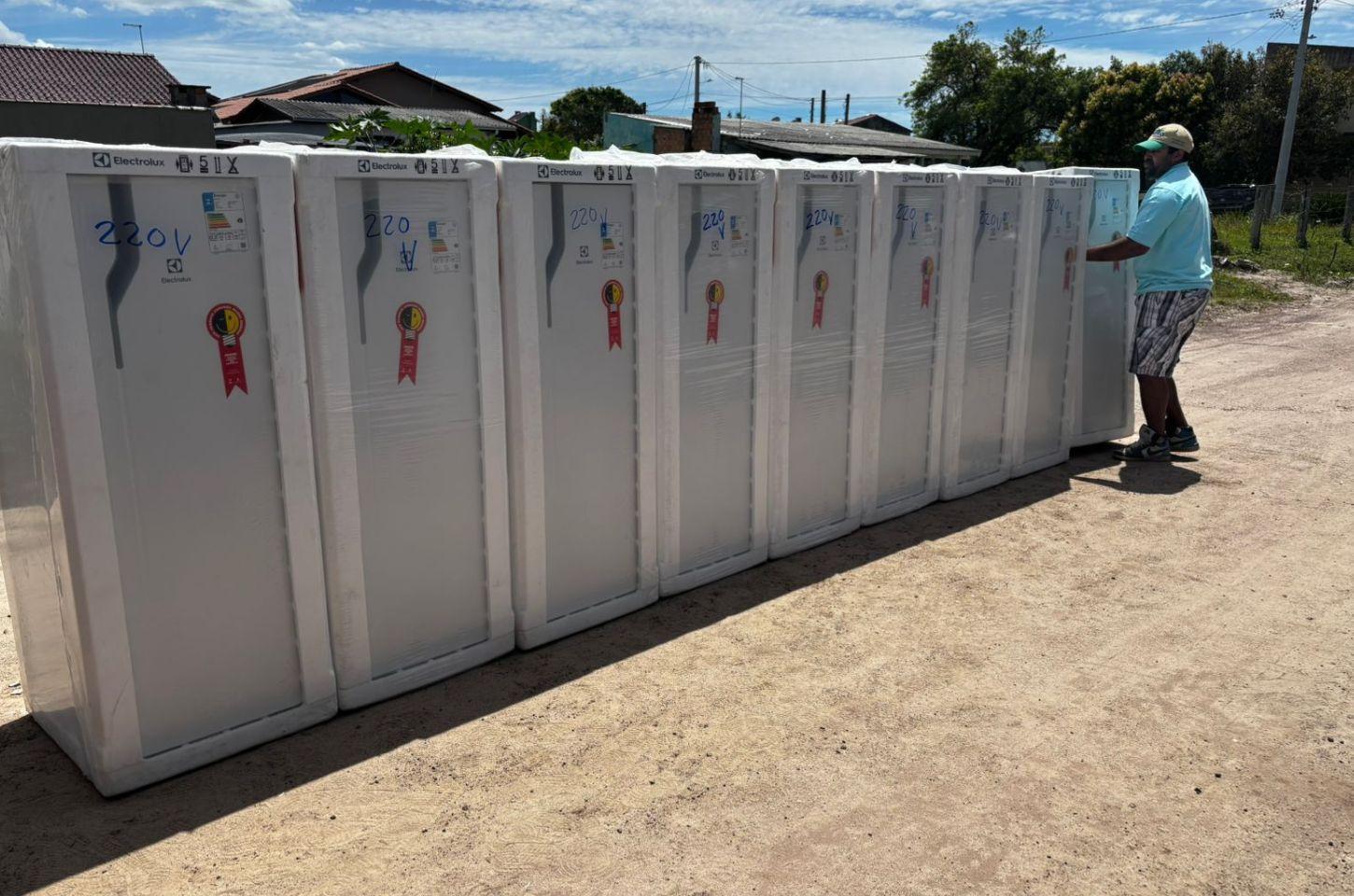 CEEE Equatorial entrega 20 geladeiras a moradores de Imbé