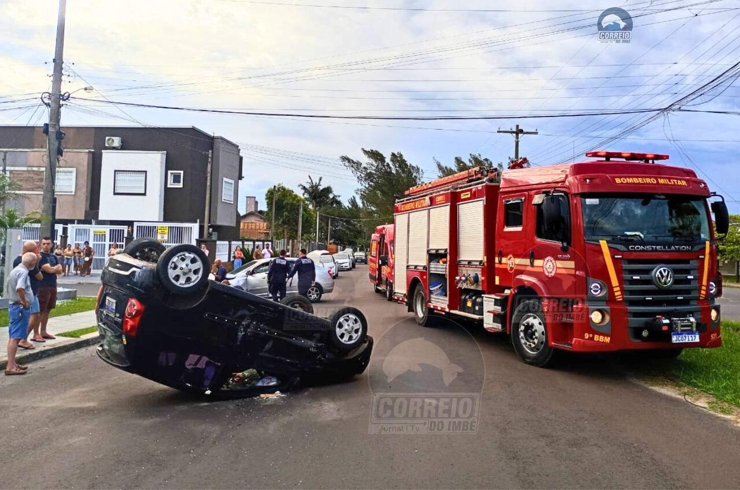 Colisão entre veículos termina em capotamento em Tramandaí