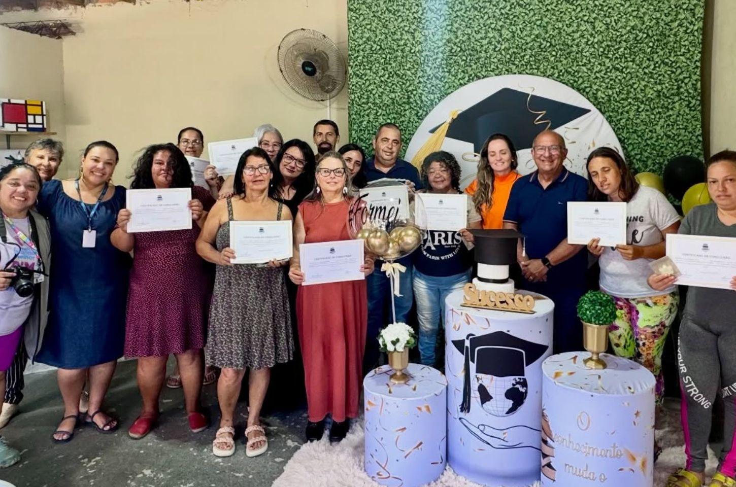 Formatura dos cursos de Barbearia, Velas Aromáticas e Jardinagem reúne alunos no Centro de Convivência do Jardim Atlântico  em Tramandaí