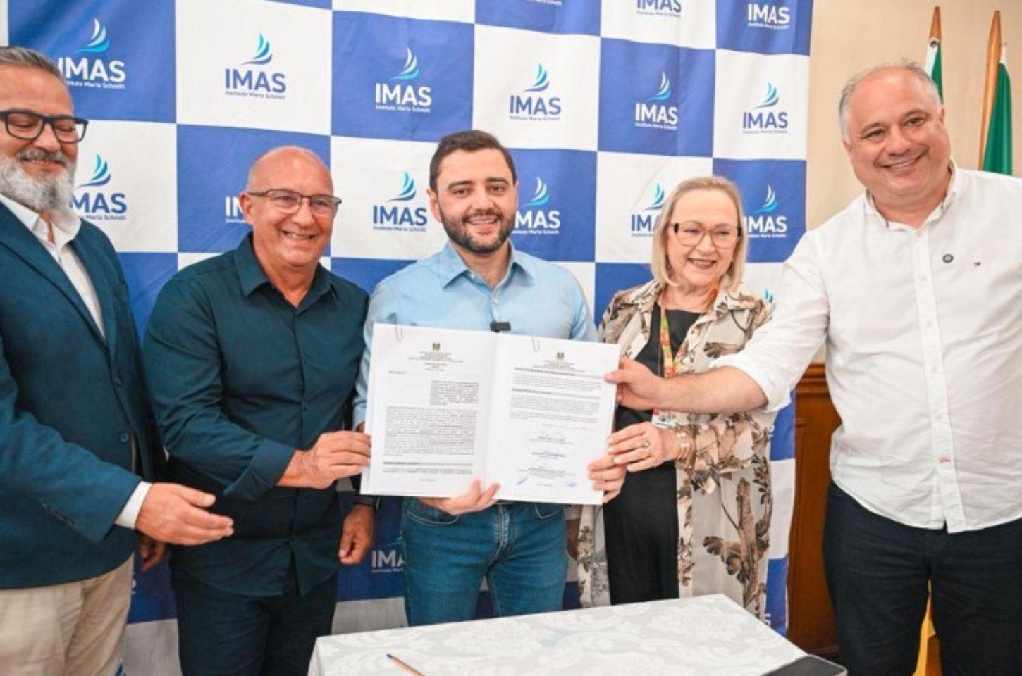 Gabriel assina convênio de R$ 3,4 milhões para nova UTI com 20 leitos no Hospital Tramandaí