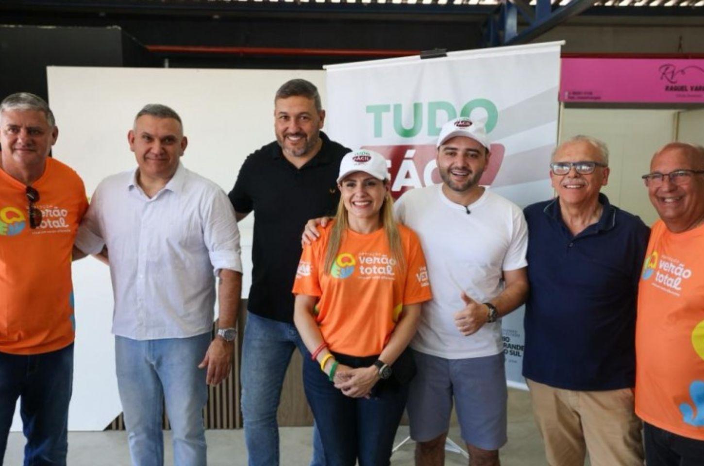 Gabriel Souza assina termo para instalação de Unidade Tudo Fácil em Tramandaí