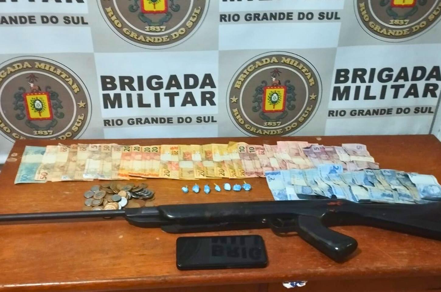 🚨 Homem é preso por tráfico de drogas em Balneário Pinhal