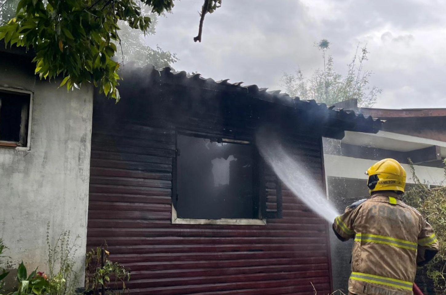 Incêndio atinge residência no bairro Porto Lacustre na manhã desta segunda-feira em Osório