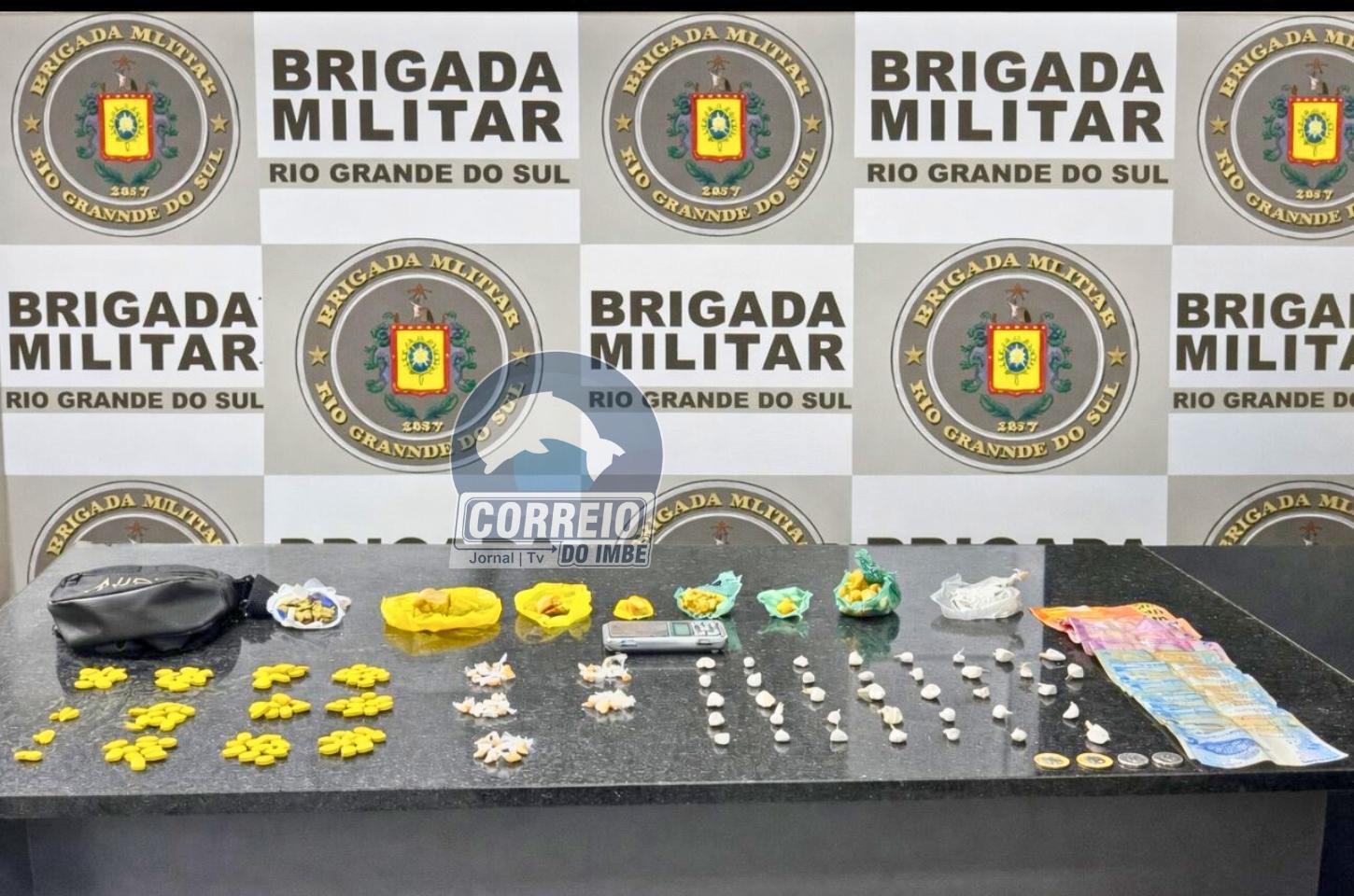 🚨 Mulher é presa por tráfico de drogas em Tramandaí durante patrulhamento da Brigada Militar