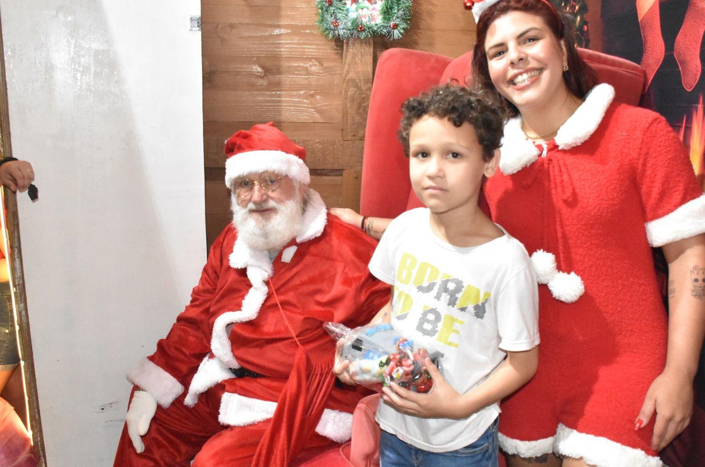 PAPAI NOEL FEZ ALEGRIA DAS CRIANÇAS EM MARILUZ
