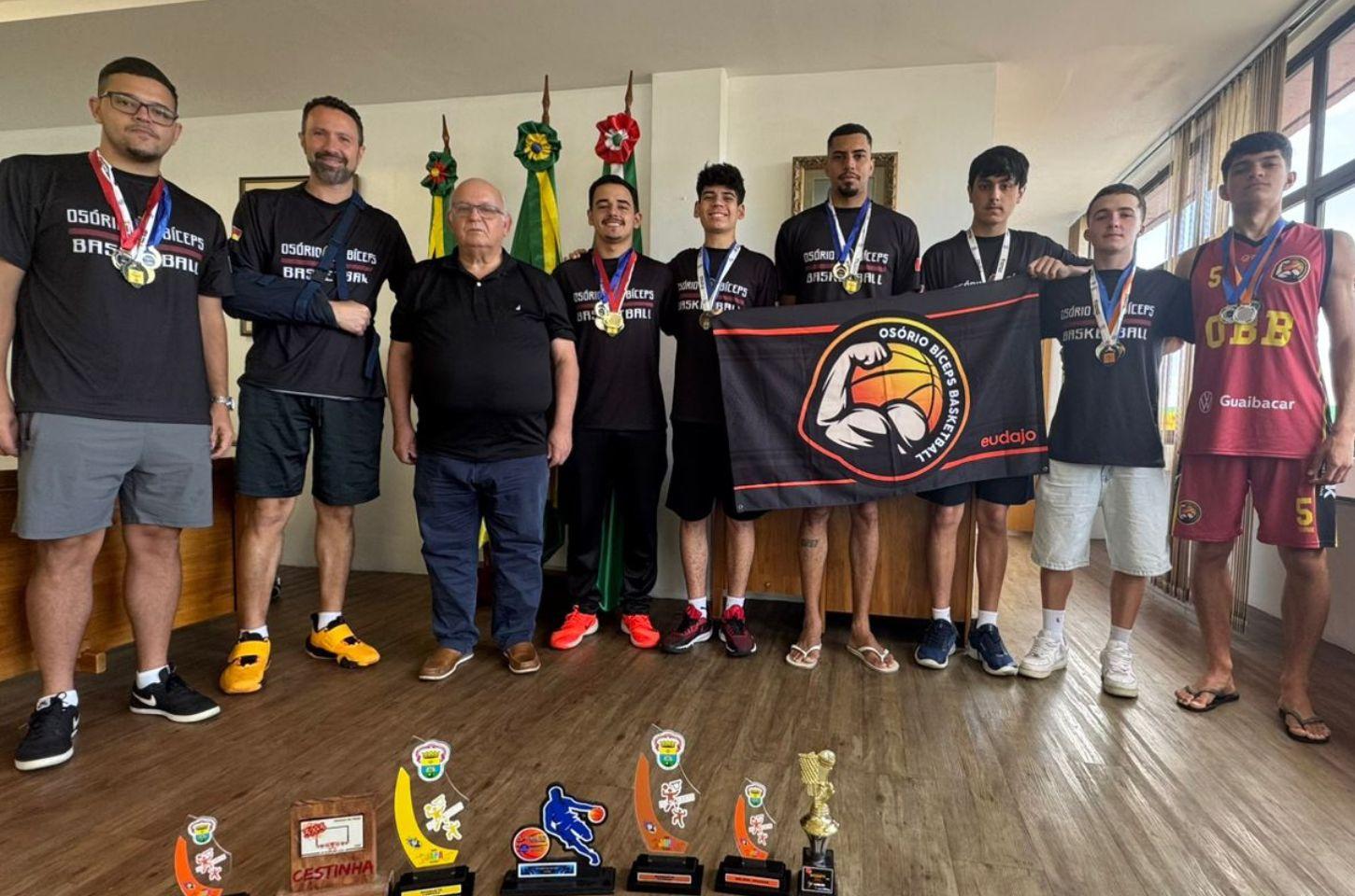 🏀🏆PREFEITO DE OSÓRIO RECEBE ATLETAS PREMIADOS DO TIME DE BASQUETEBOL OBB 