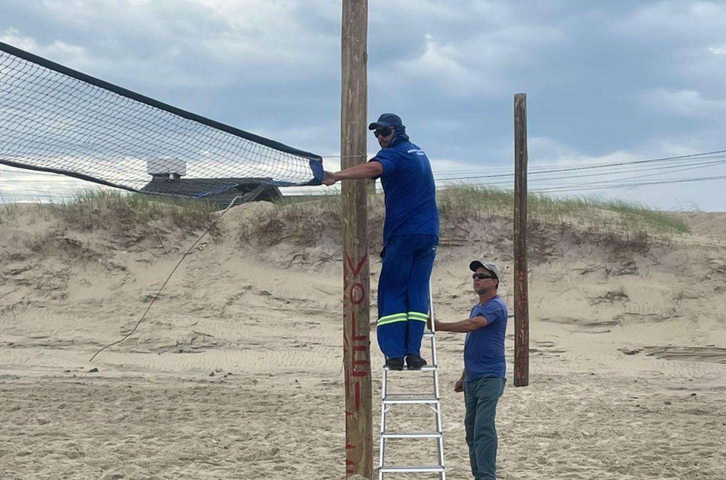 Prefeitura de Osório instala estruturas para quadras esportivas na beira da praia em Atlântida Sul