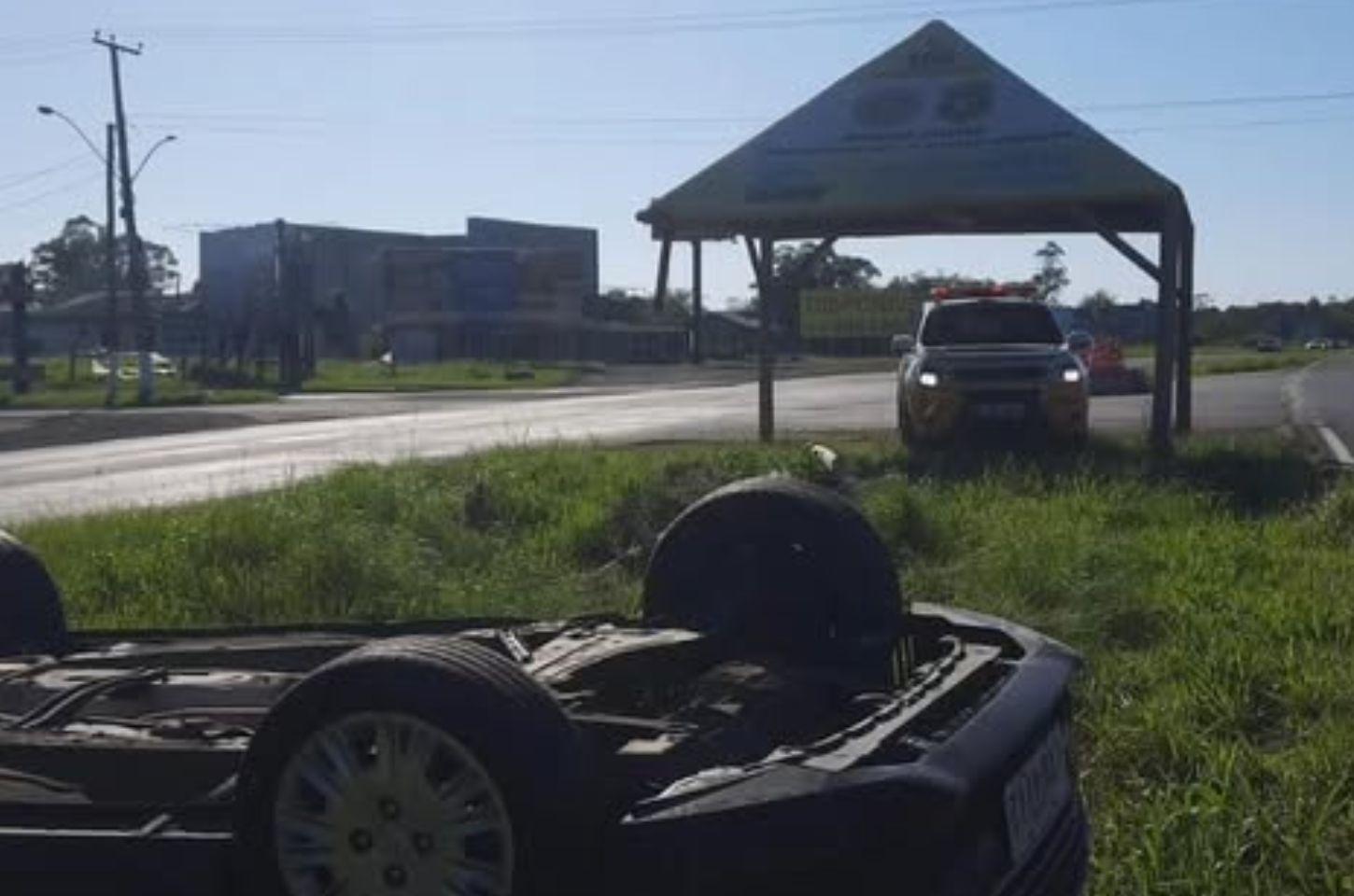 Saída de pista e capotamento é registrada na ERS-030, em Osório