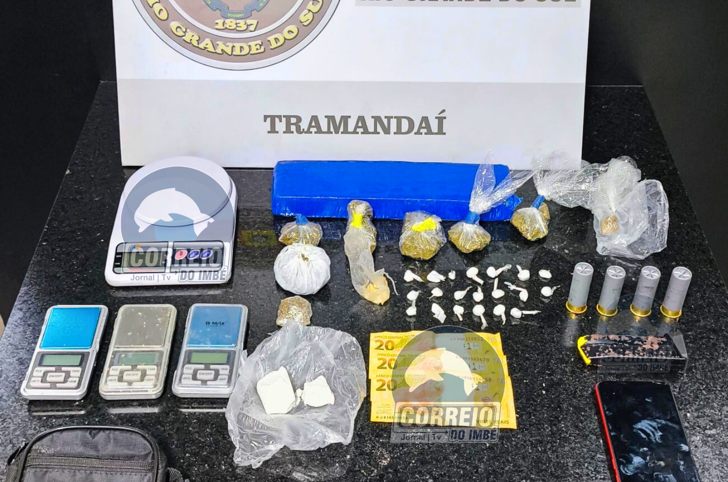 🚨 TRAMANDAÍ — 2º BPChq realiza prisão por tráfico no Balneário Jardim com apreensão de grande quantidade de drogas