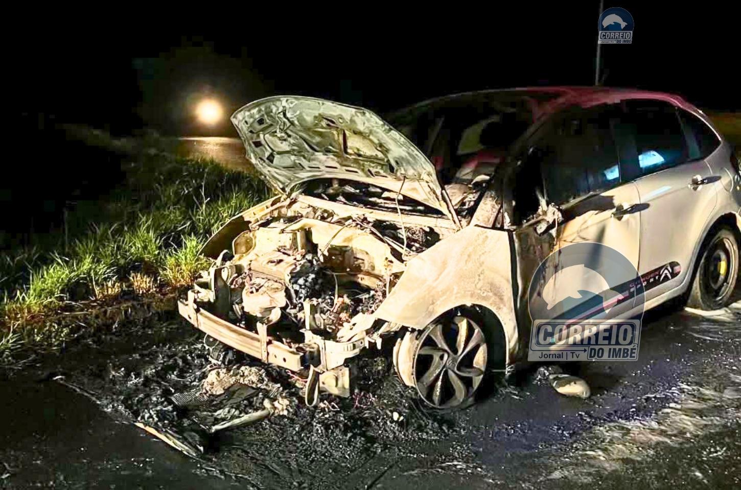🚨 Veículo pega fogo na Estrada do Mar, em Osório, e mobiliza equipes de emergência