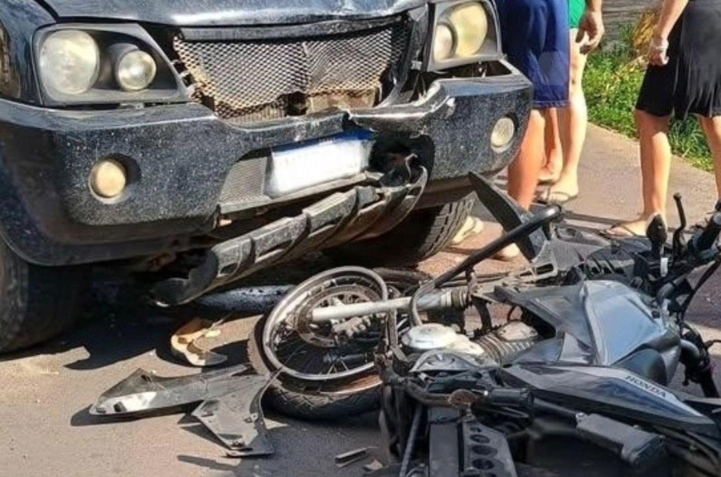 Acidente entre caminhonete e moto deixa motoboy ferido em Osório 