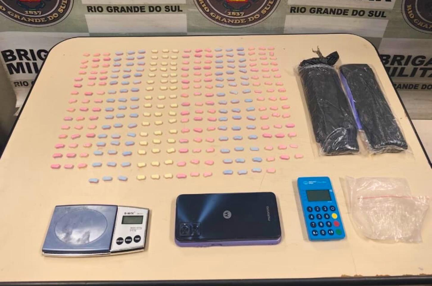 🚨BM prende suspeito por tráfico de drogas e apreende mais de 280 comprimidos de ecstasy em Capão da Canoa