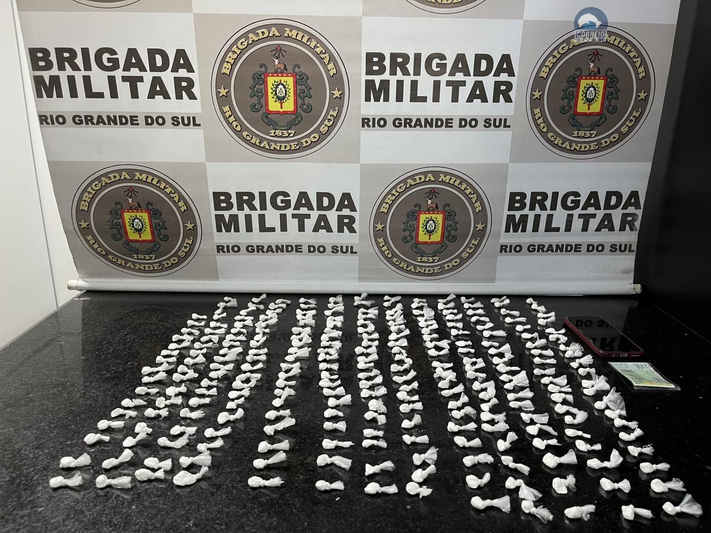⚠️ Flagrante no Litoral Norte: Força Tática de Tramandaí apreende 255 buchas de cocaína