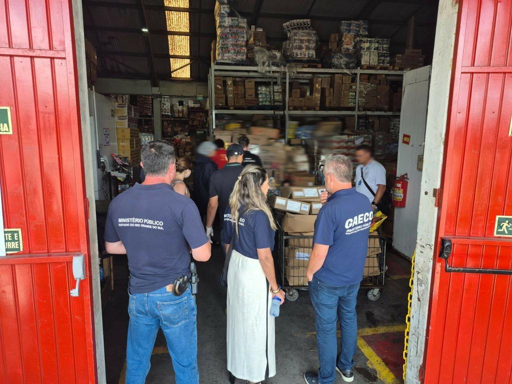 FORÇA-TAREFA INTERDITA DEPÓSITO DE RESTAURANTE E APREENDE 700 QUILOS DE PRODUTOS IMPRÓPRIOS EM TRAMANDAÍ