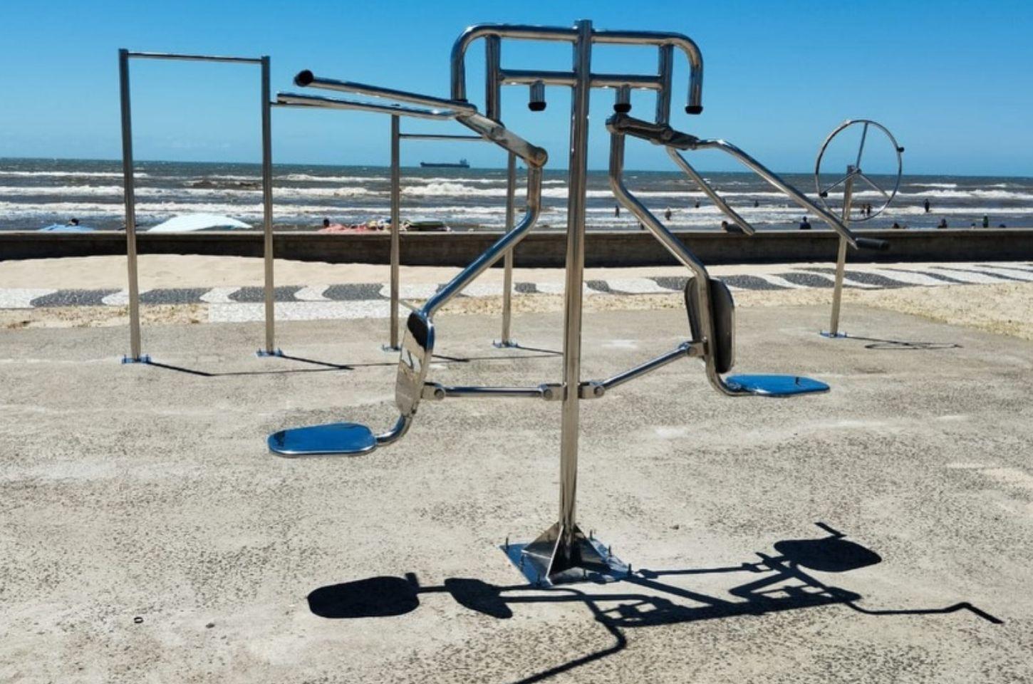 🏋️‍♂️ Novos aparelhos de ginástica são instalados na Beira-Mar de Tramandaí