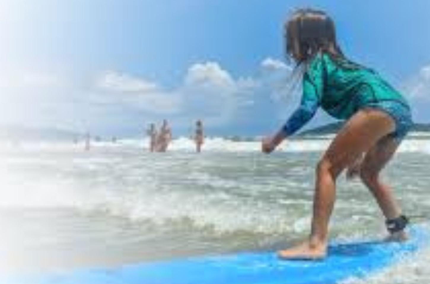 Passeio ciclístico e aulas de surf infantil são atrações do Estação Verão Sesc deste final de semana no Litoral Norte