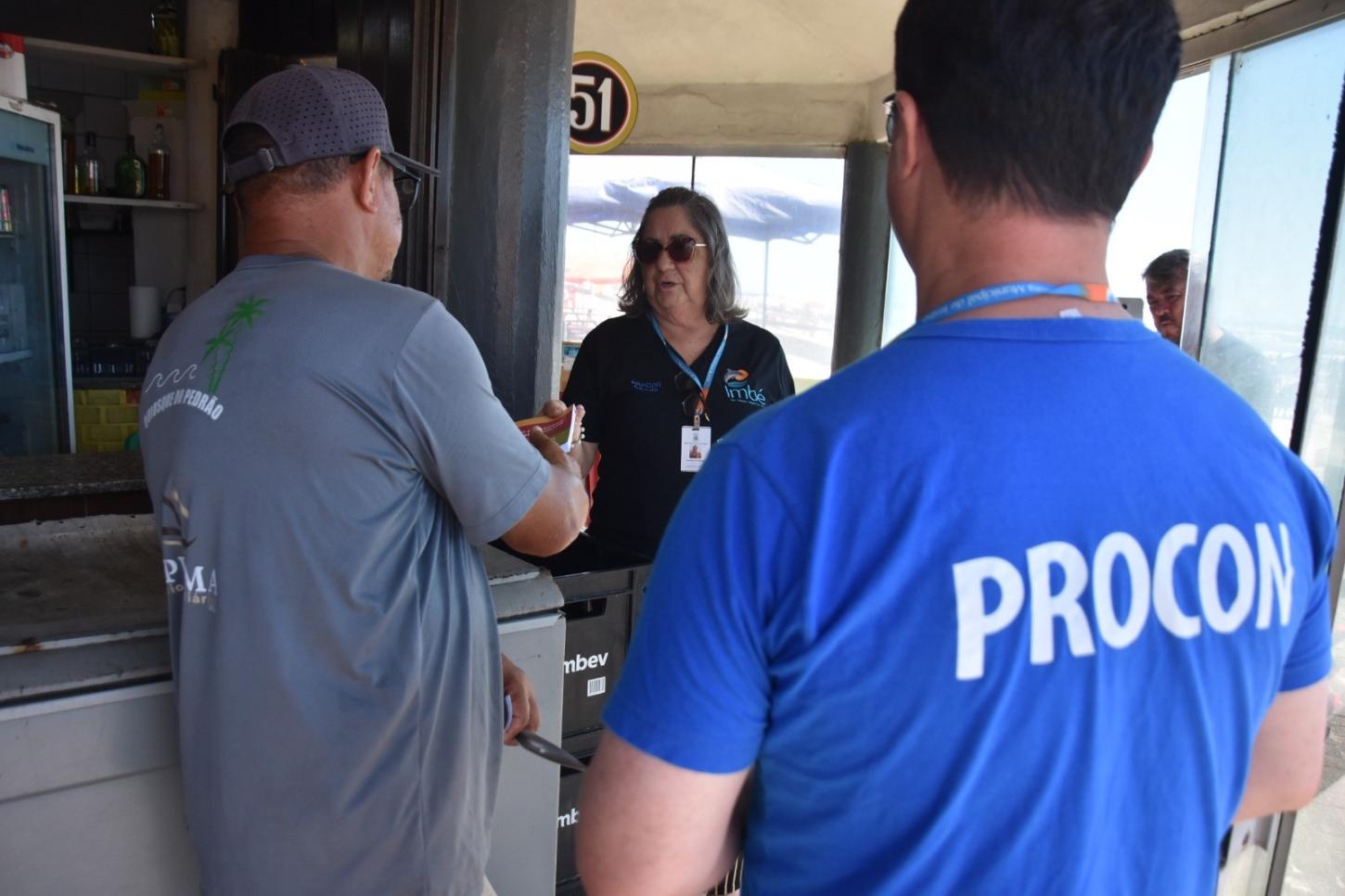 PROCON REALIZA VISITA NOS QUIOSQUES DA ORLA DE IMBÉ