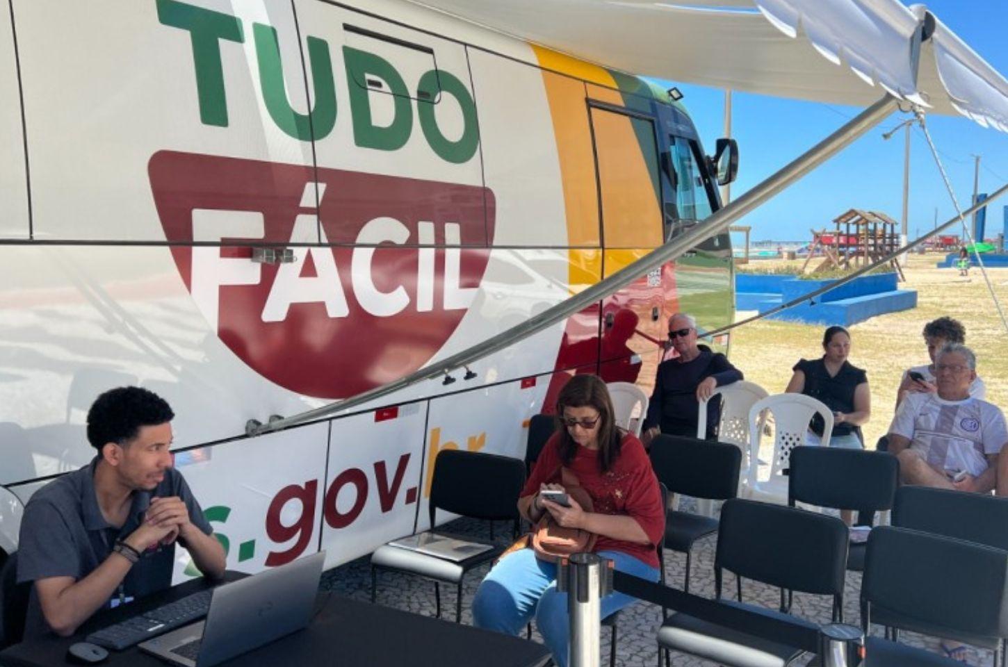 Tudo Fácil Móvel em Tramandaí soma mais de 800 atendimentos nos primeiros quatro dias de atividade