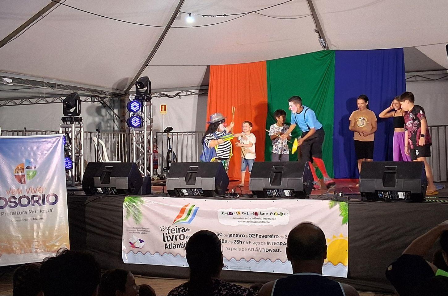 📚🎼13ª FEIRA DO LIVRO DE ATLÂNTIDA SUL REÚNE GRANDE PÚBLICO COM ATRAÇÕES CULTURAIS