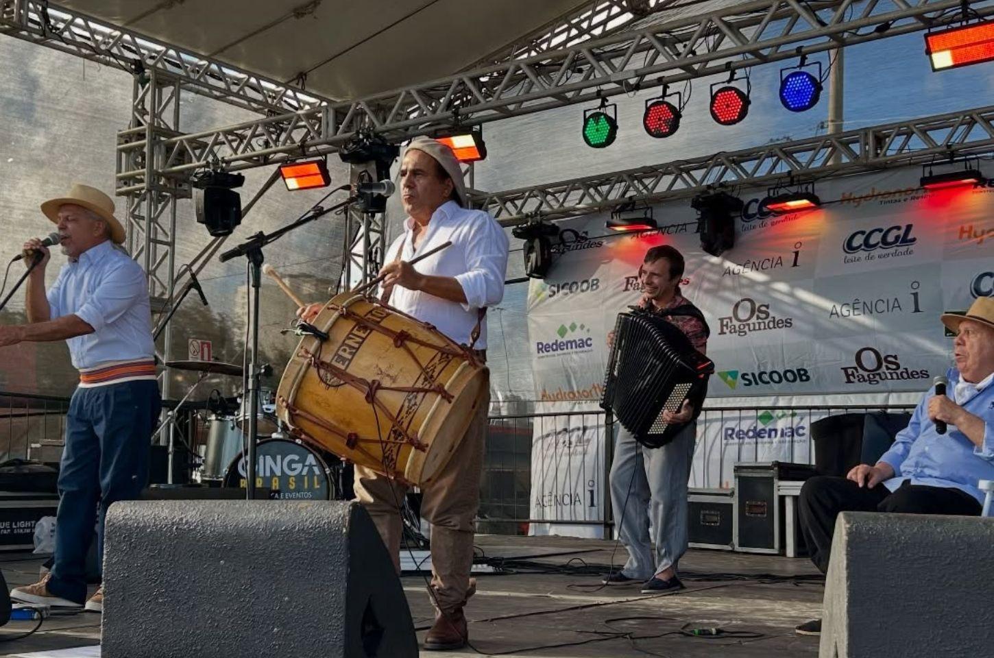 🎶🌅 A Beira-Mar de Tramandaí foi cenário de um fim de tarde de muita cultura e musica boa!