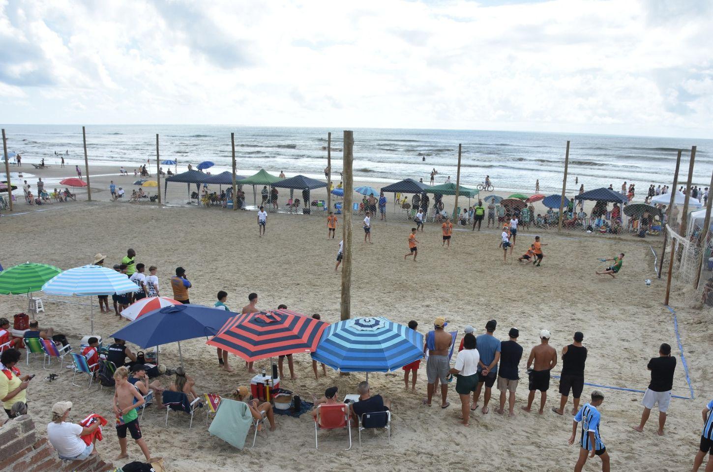 Balneário Harmonia recebeu competição de futebol de areia de base