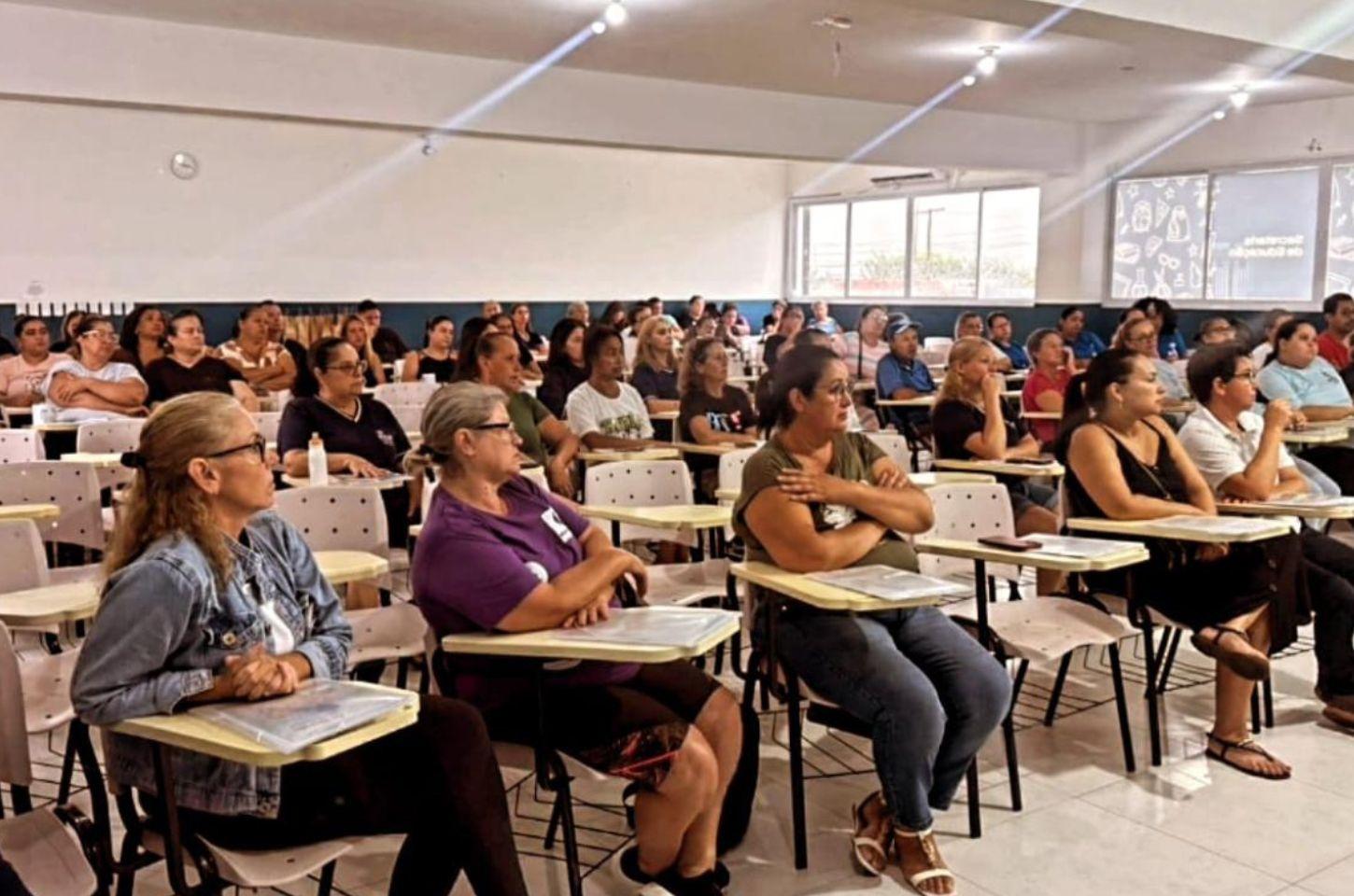 Capacitação reúne manipuladores de alimentos e equipes de higienização da rede municipal de Imbé