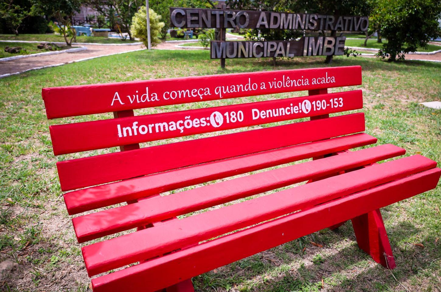 Combate à violência contra as mulheres: banco vermelho é instalado em Imbé