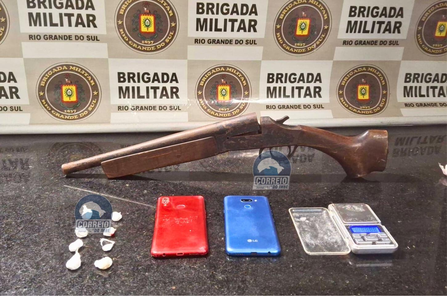 FORAGIDO É PRESO COM COCAÍNA E ESPINGARDA NO CENTRO DE IMBÉ