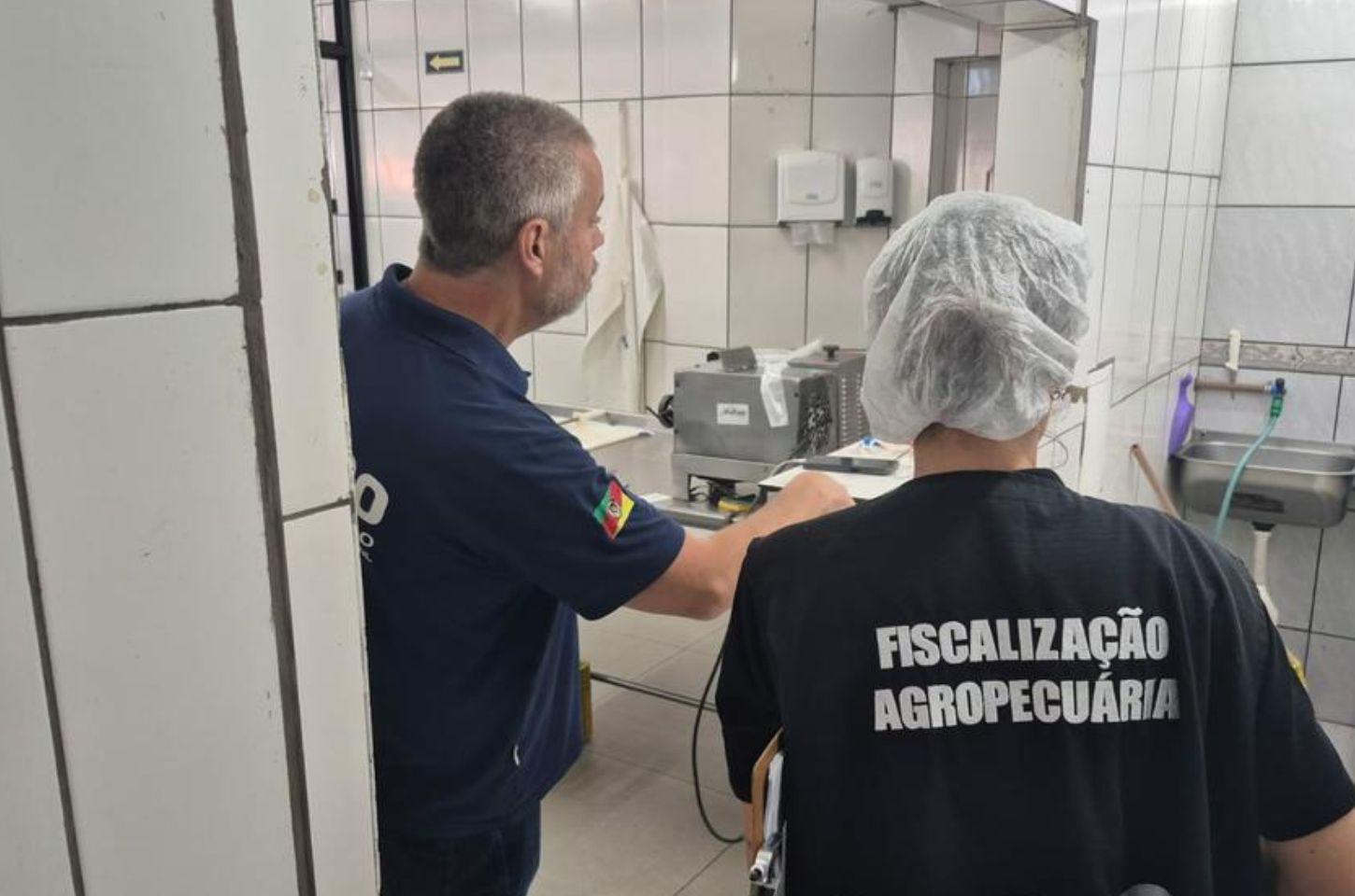 Força-Tarefa do Programa Segurança dos Alimentos fiscaliza estabelecimentos em Torres e apreende 350 quilos de produtos impróprios