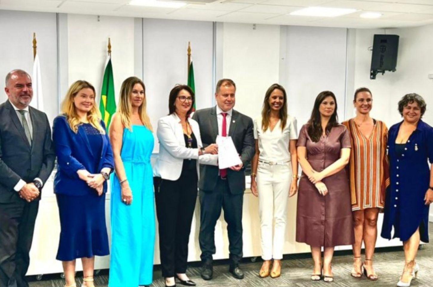 Governo do Estado e Defensoria Pública firmam termo para identificar órfãos de feminicídio e garantir atendimento imediato