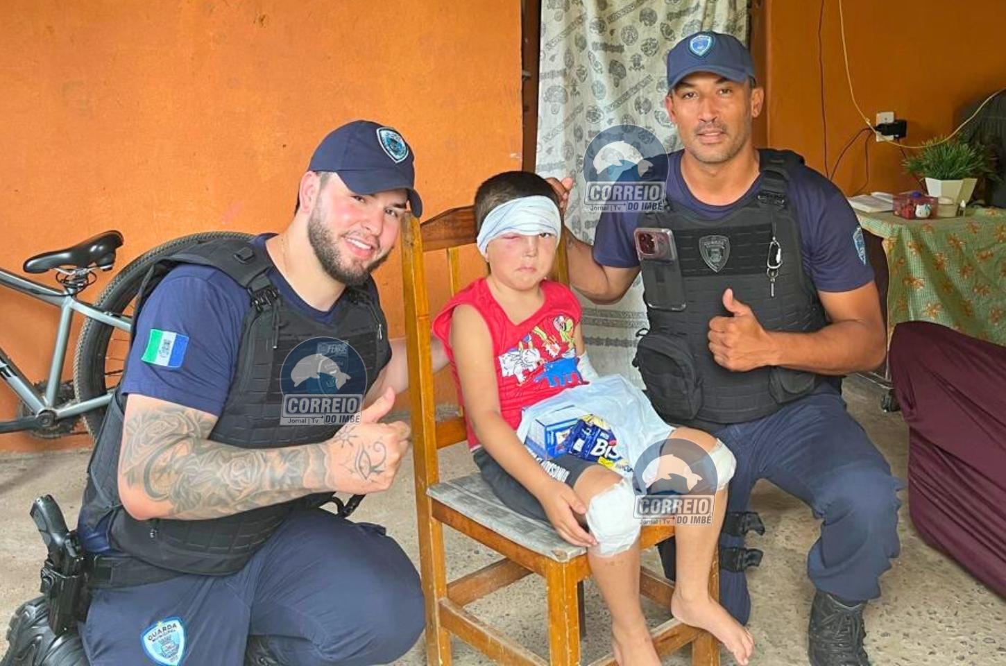 Após atropelamento por cavalo, criança de 5 anos recebe visita e presentes de Páscoa da Guarda Municipal em Tramandaí