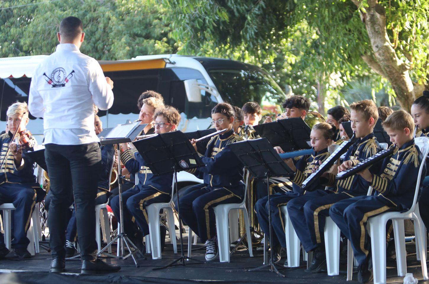 ESCOLA DE MÚSICA GUARACYRA RAMOS KRAEMER DE IMBÉ FAZ APRESENTAÇÃO EM CAPIVARI DO SUL