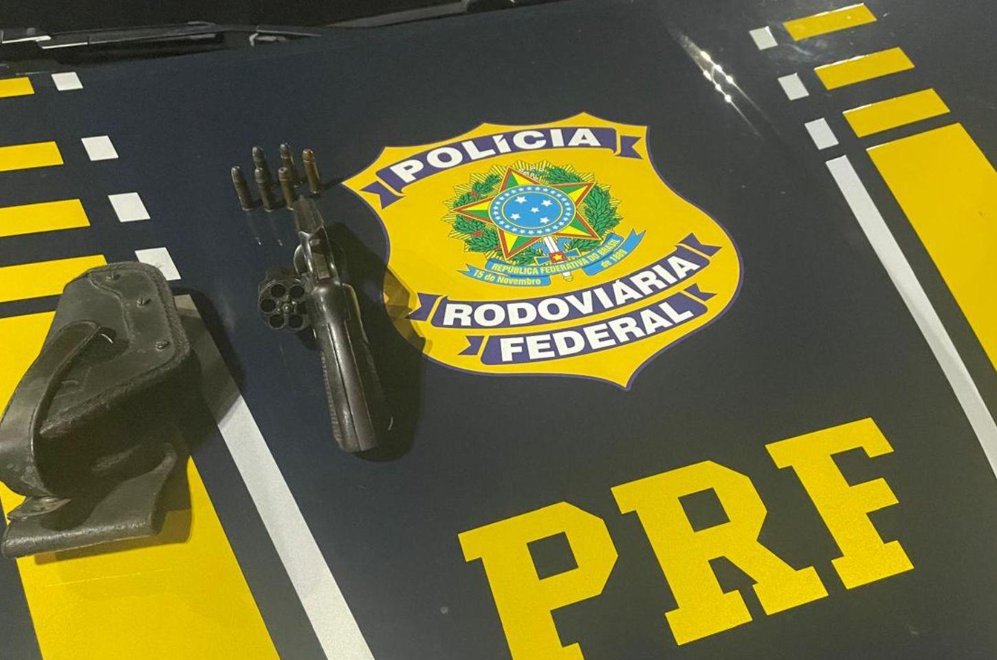 PRF prende motociclista armado com revólver em Torres