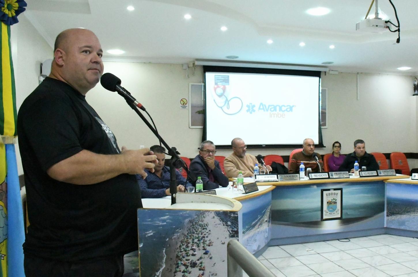 A convite do Legislativo, prefeito Ique apresenta programa Avançar Saúde com investimentos e ampliação da rede em Imbé