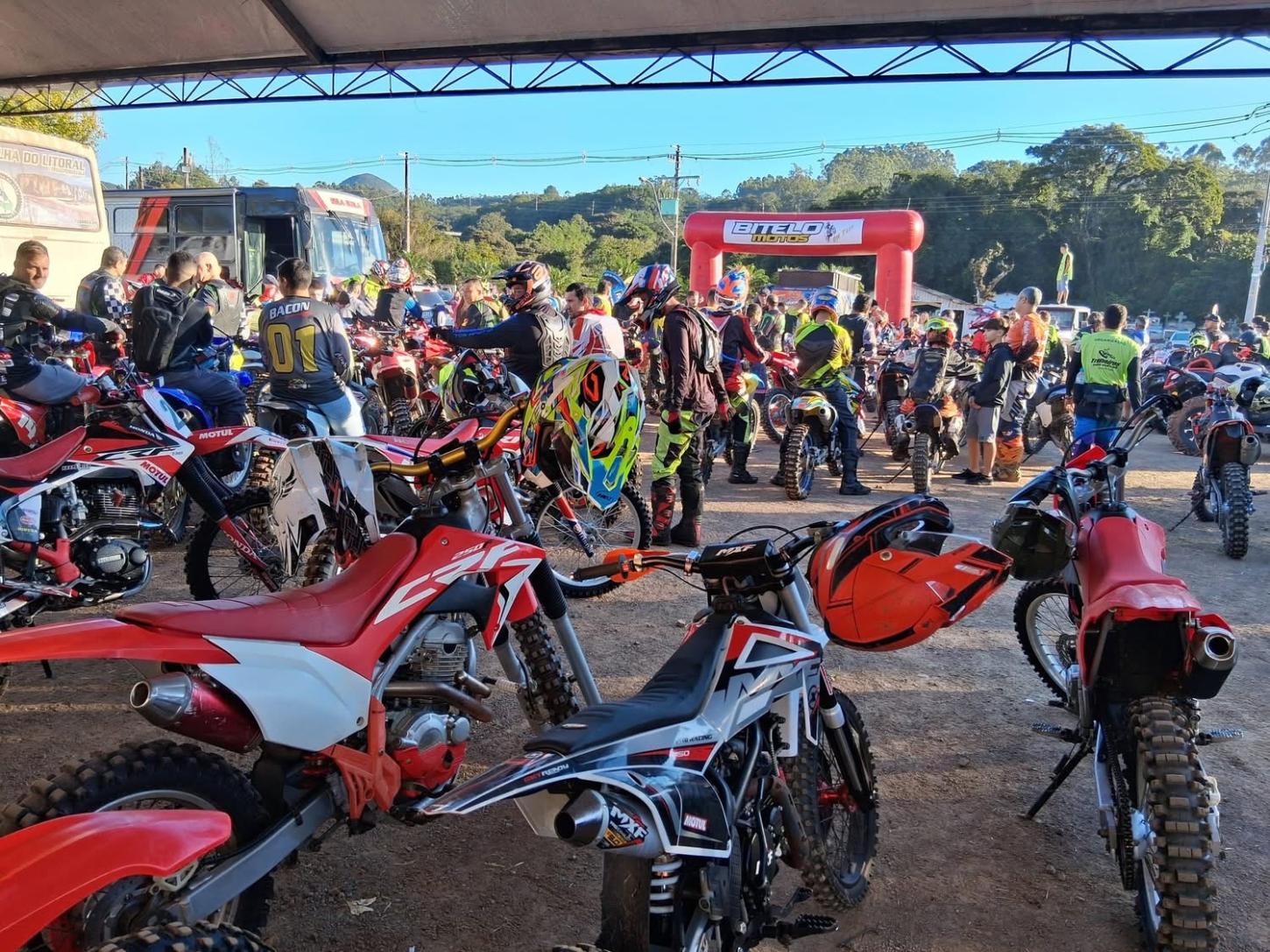 CERCA DE 500 MOTOCICLISTAS PARTICIPAM DO 15° ENCONTRO DOS TRILHEIROS DOS VENTOS EM OSÓRIO
