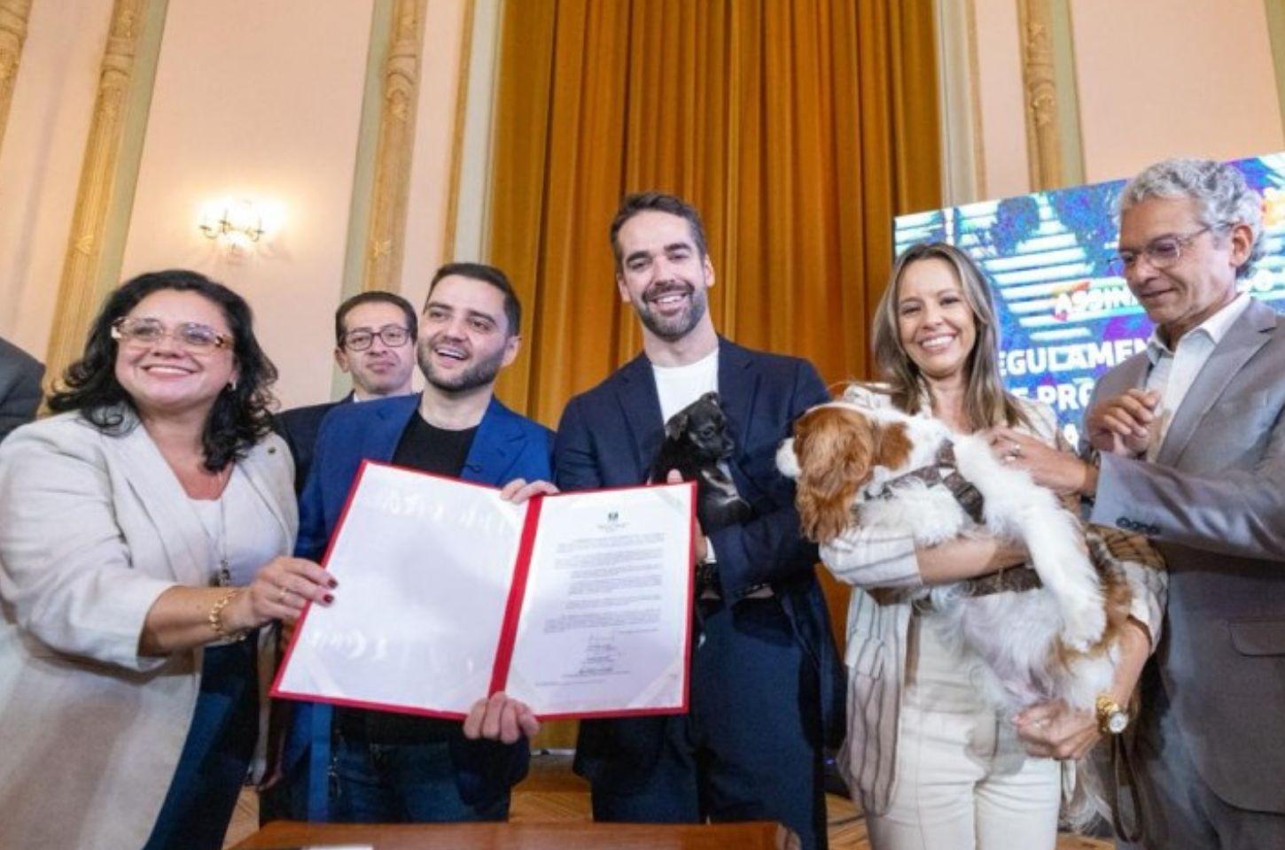 Eduardo Leite e Gabriel Souza sancionam criação do primeiro fundo estadual de bem-estar de animais domésticos do Brasil
